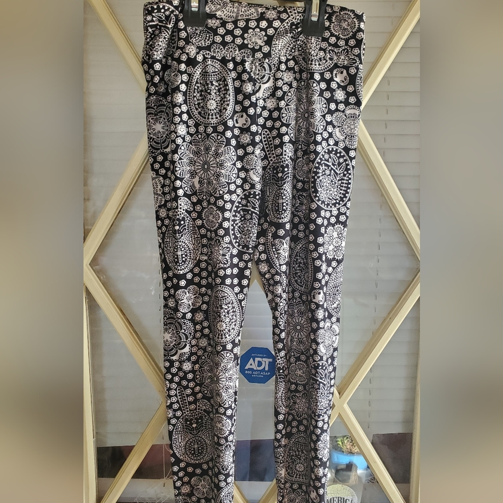 LuLaRoe Black and White Patterned Leggings